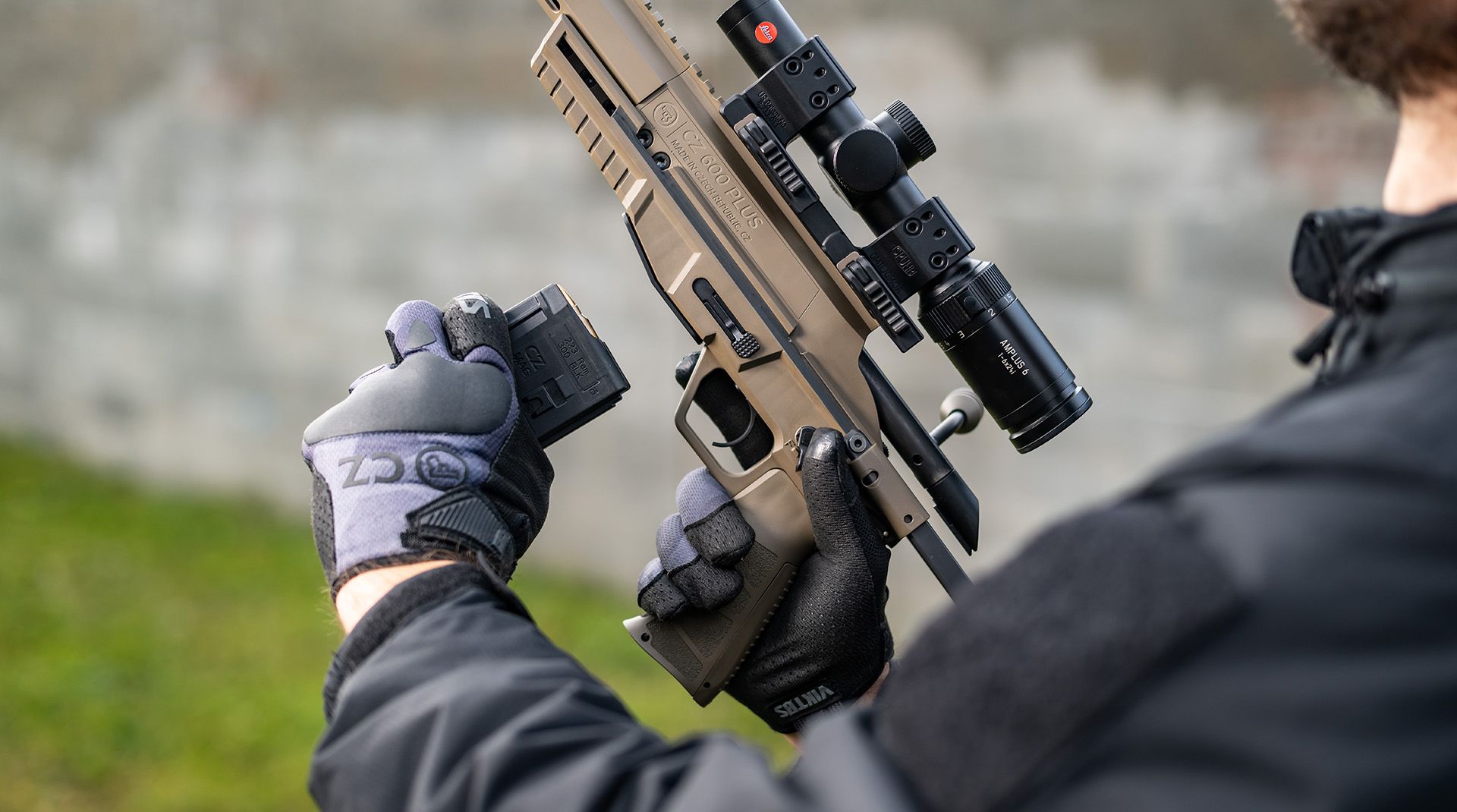 A CZ 600+ Trail FDE lőtéri gyári bemutatóképen.