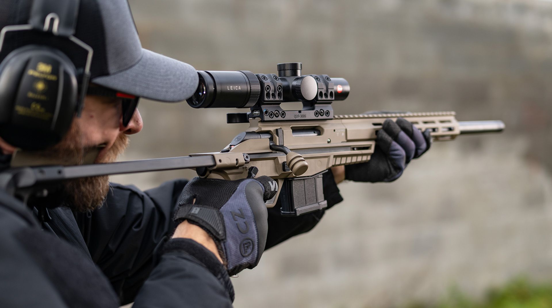 A CZ 600+ Trail FDE felszerelt optikával, a gyártó lőtéri felvételén.