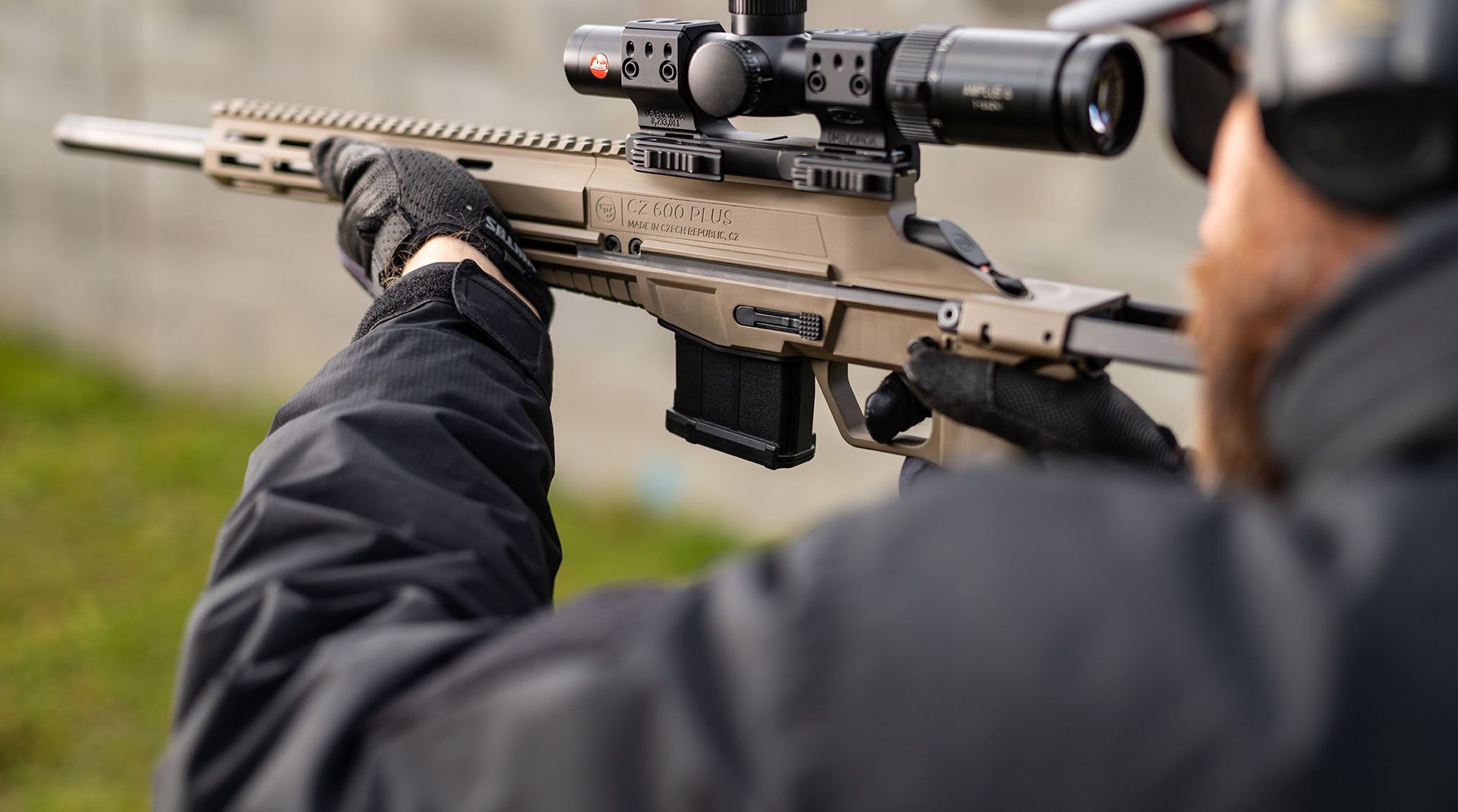 A CZ 600+ Trail FDE másik oldalnézete, felszerelt céltávcsővel.